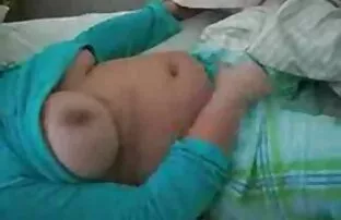 O Twink tem videos pornos brasileiro gratis uma lição anal do amigo com o big rod.