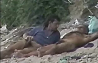 Ela recebe uma porção de esperma na boca depois de ser videos gratis de sexo brasileiro chupada pelo namorado.