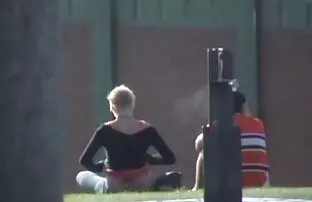 lubrifica o seu corpo vídeo pornô grátis mulher brasileira nu num parque de estacionamento público.