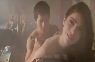 A jovem Hitomi OKI parece ansiosa por vídeo pornô gratuito brasileiro fazer sexo a três.