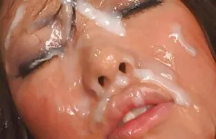 A videos de sexo gratuito brasileiro dona de casa Loura Jane Wilson monta uma pila preta ao lado da boneca do marido.