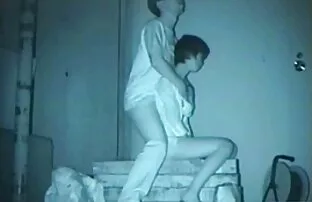 Uma miúda filme porno hd brasileiro gira despe-se e é fodida