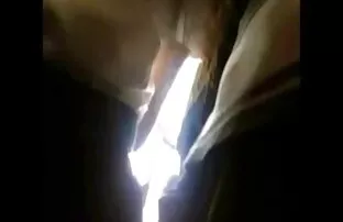 A miúda tatuada masturba-se com a pila dura. videos lesbicas brasileiras gratis