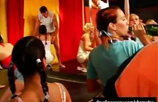 O adolescente magricela fica sexo gratis brasileiro molhado em frente à câmara ao vivo.