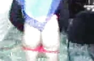 A menina quero ver porno brasileiro marota não presta com a família na sala de estar.