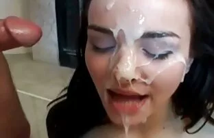 Ela abana o rabo e mete a rata na piscina! vídeo pornô gratuito brasileiro