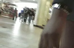 Um tipo videos gratis brasileiras bonito recebe um broche de um amante.