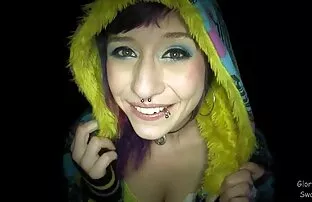 A meia-irmã adolescente fica chateada enquanto toda a família está v porno brasileiro lá em baixo !!!