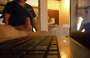 Uma miúda gira com um corte na cabeça. uma miúda é uma filme porno em hd brasileiro merda e fode.