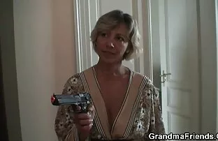 O Twink amarrado é fodido pelo seu velho pornodoido brasileiro gratis mestre.