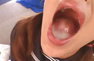 Petite Tinka porno brasileiro gratis Love leva uma grande pila em cada buraco