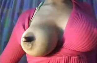 O vídeo de pornô grátis brasileiro MenOver30 ajuda a pila no ginásio.